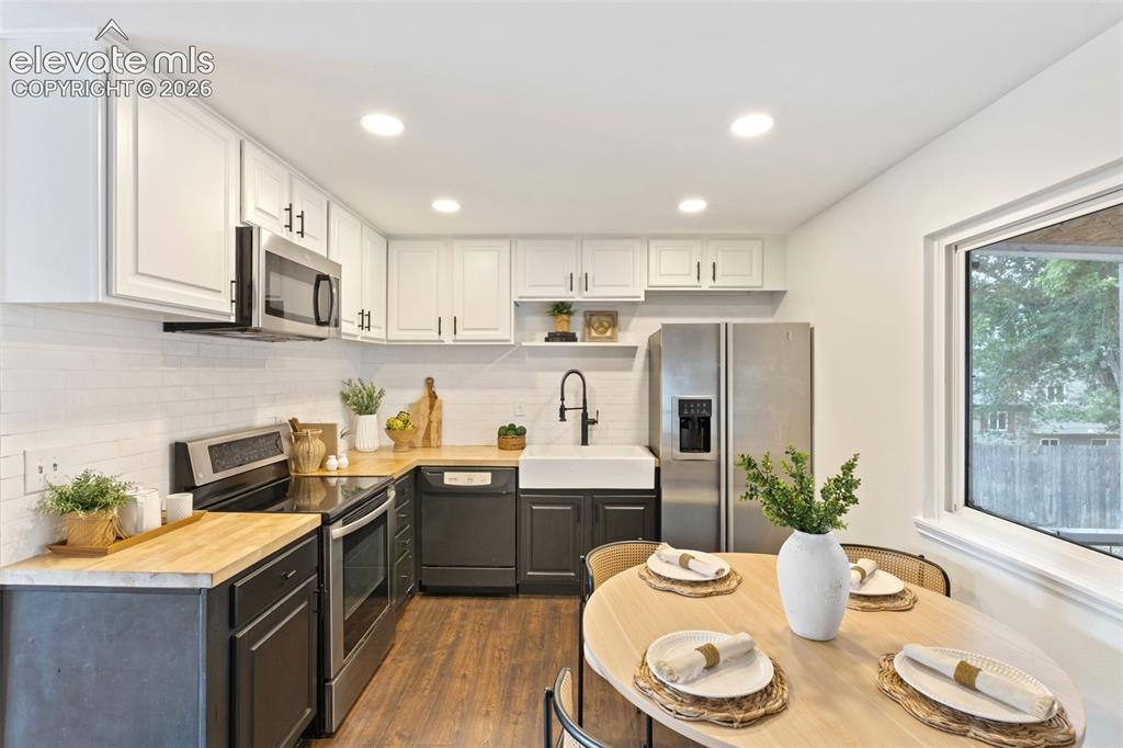 Image 11 of 28: Kitchen