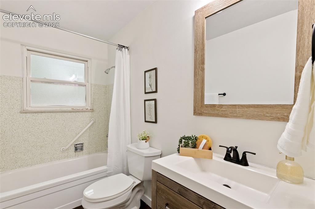 Image 15 of 28: Bathroom