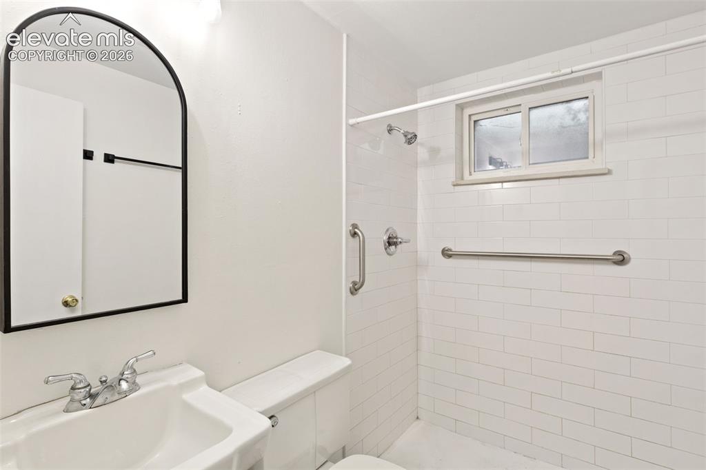 Image 21 of 28: Bathroom