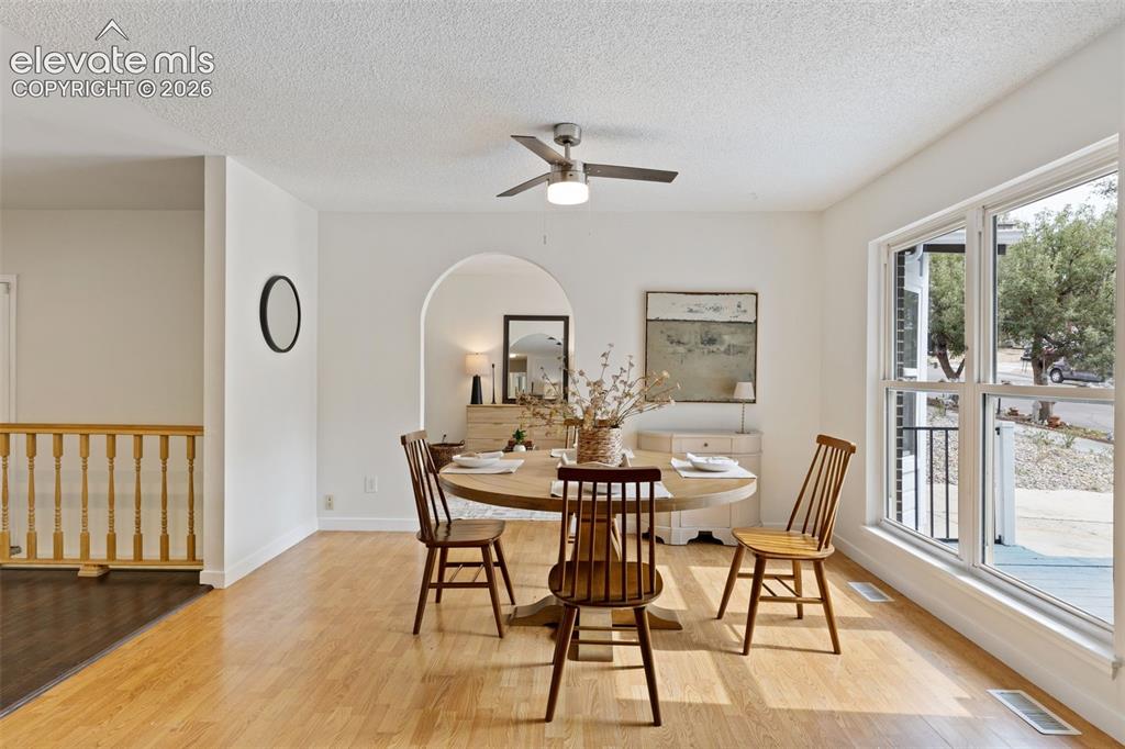 Image 7 of 28: Dining Area