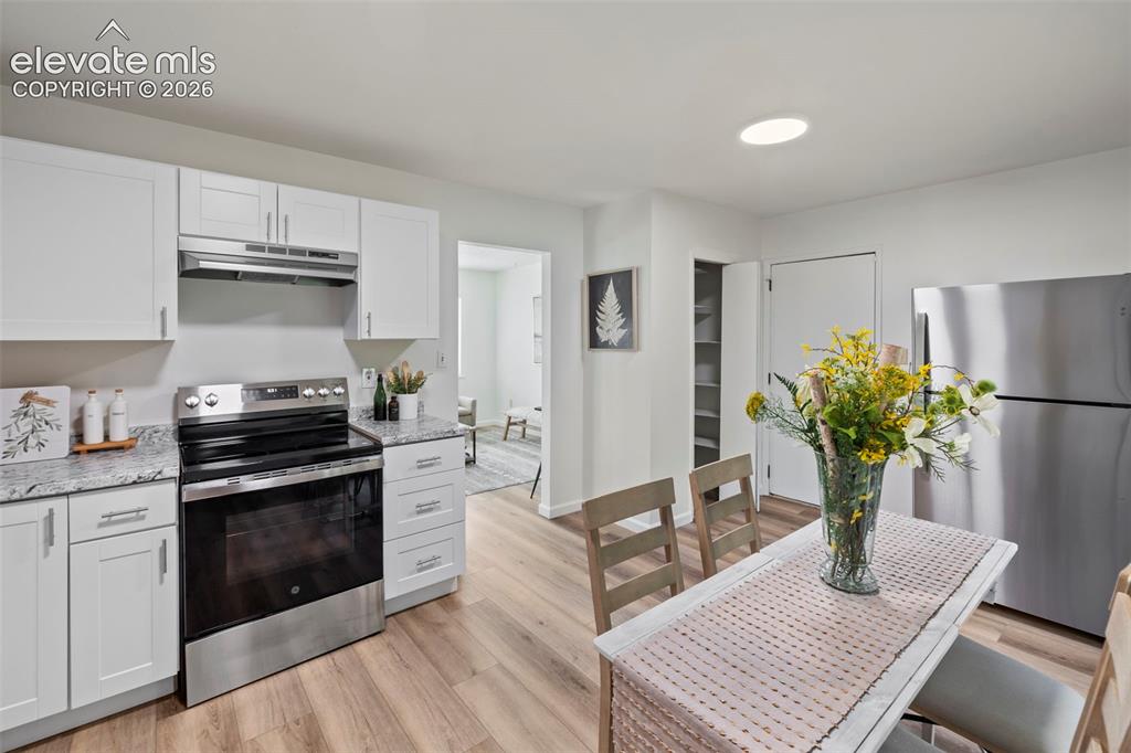 Image 14 of 28: Kitchen