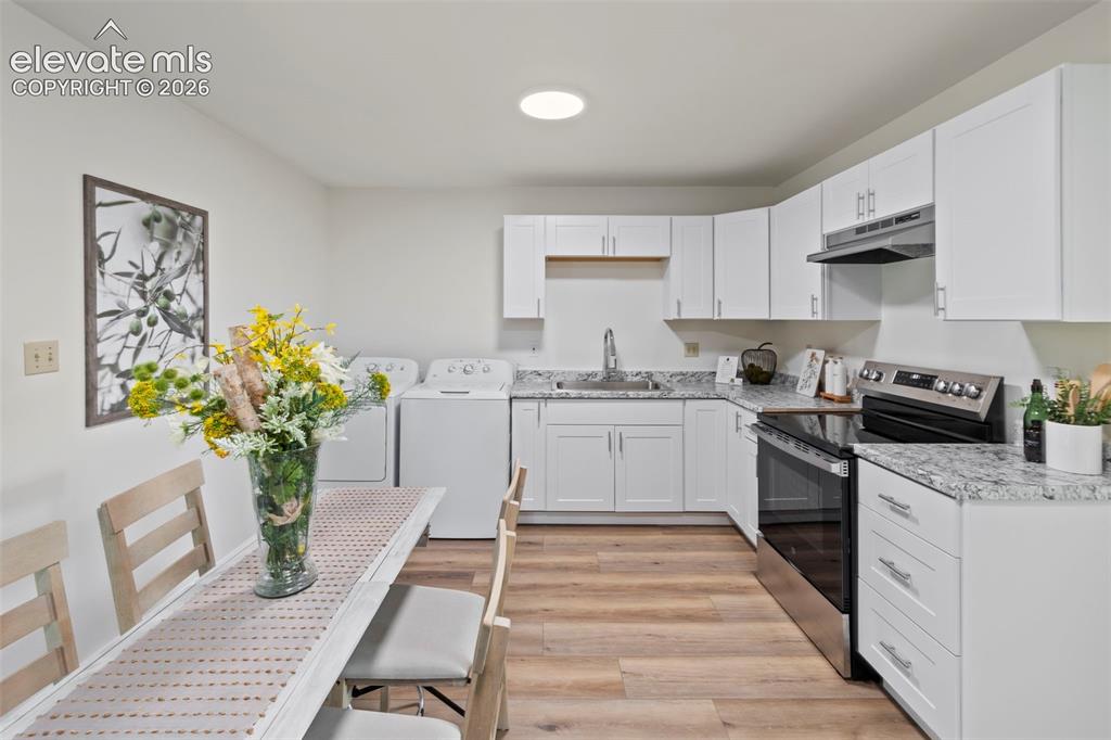 Image 15 of 28: Kitchen