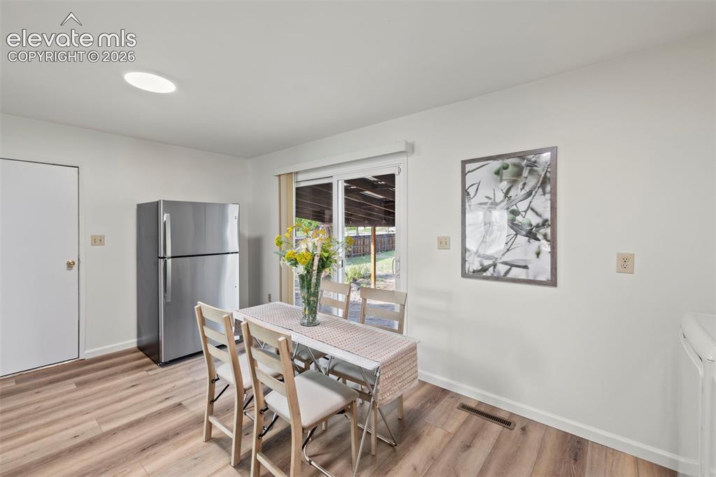 Image 16 of 28: Dining Area
