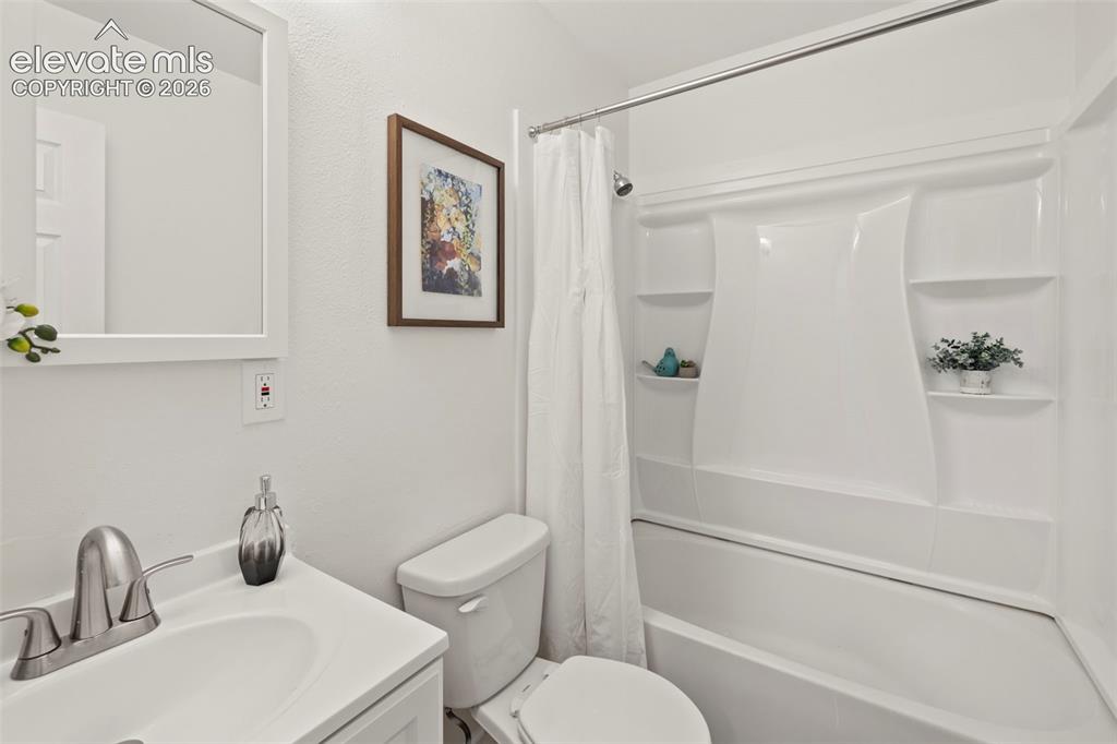 Image 21 of 28: Bathroom