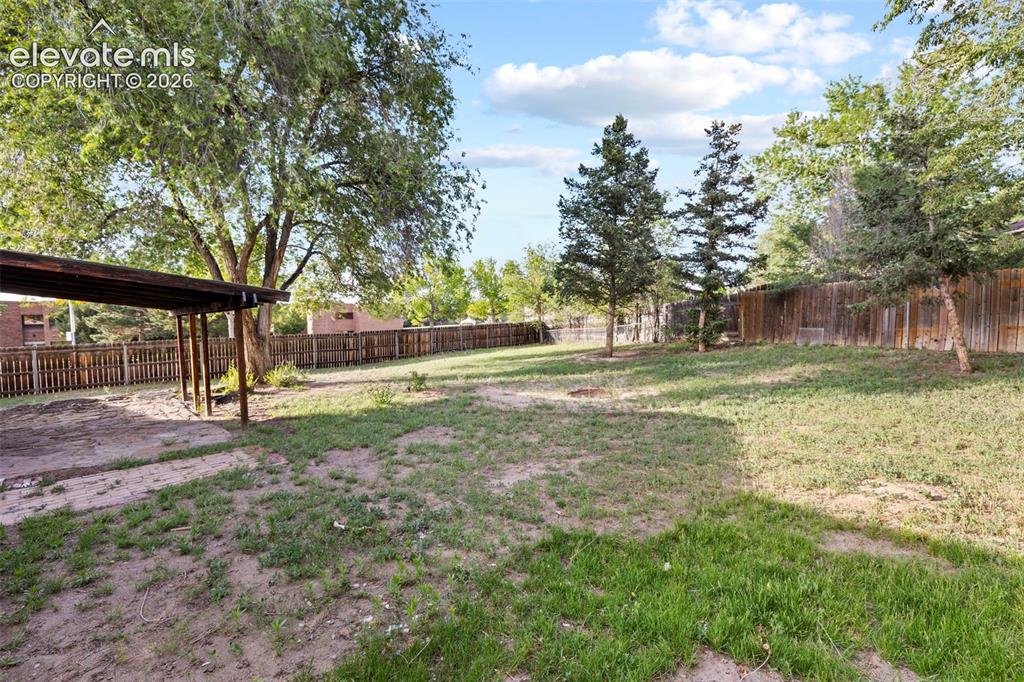 Image 5 of 28: Yard