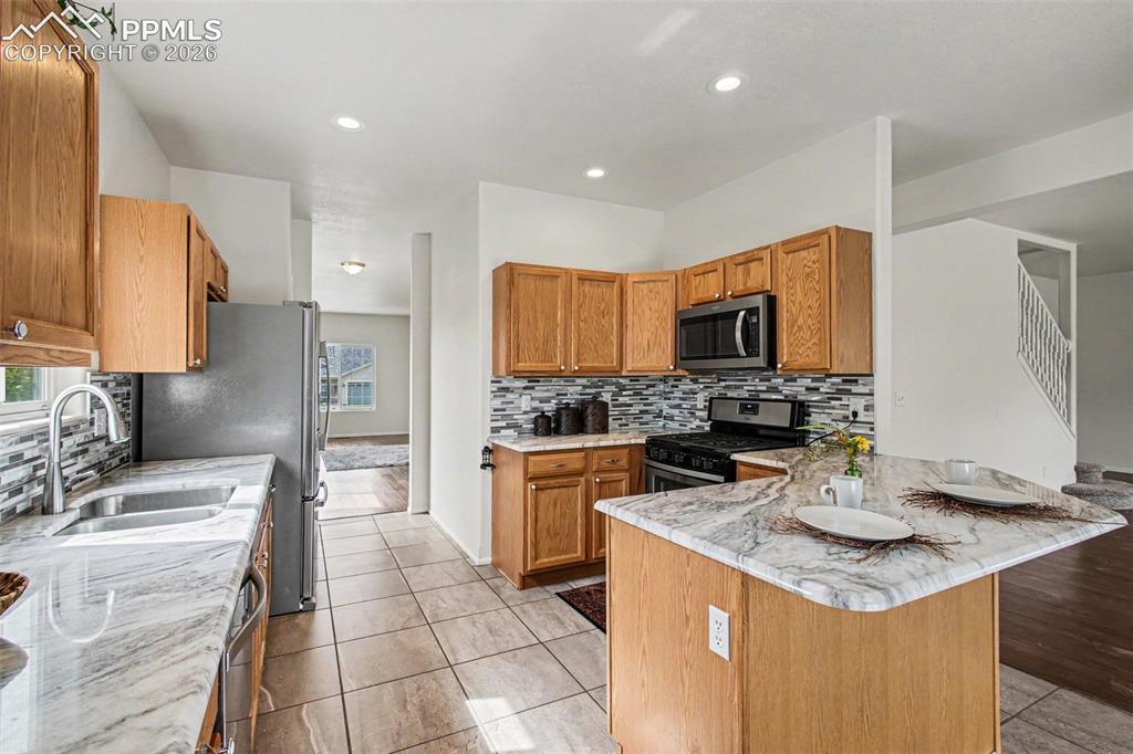 Image 10 of 40: Extended breakfast bar