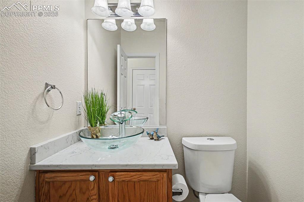Image 12 of 40: 1/2 bathroom on main