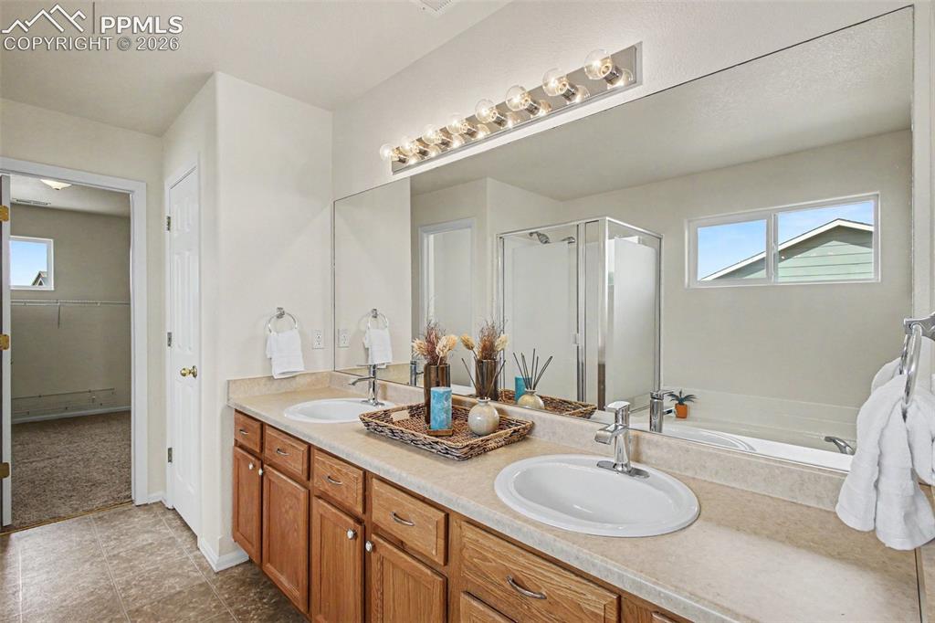 Image 17 of 40: 5 piece master bathroom with walk-in closet!