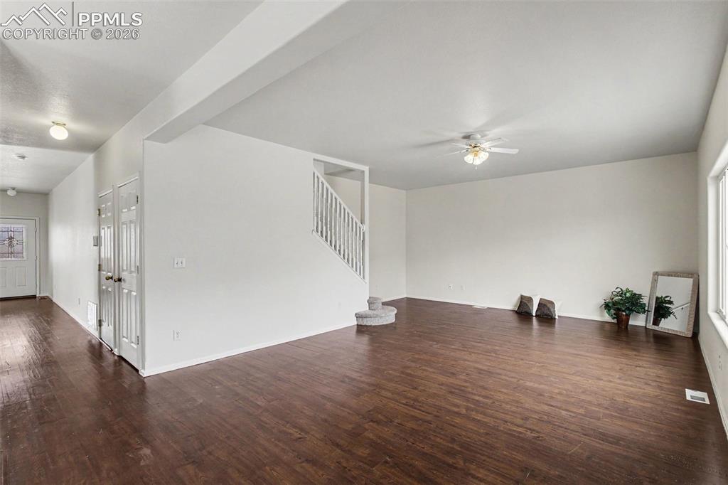 Image 6 of 40: Spacious, bright living room