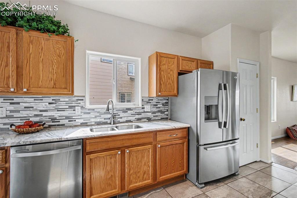 Image 9 of 40: Updated stone countertops!