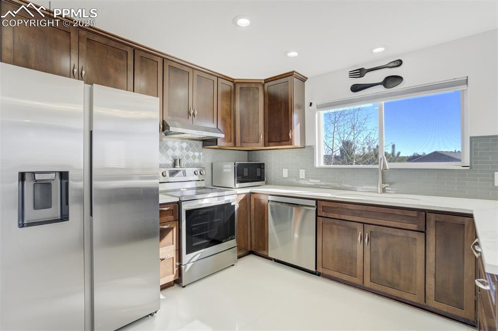 Image 14 of 41: Kitchen