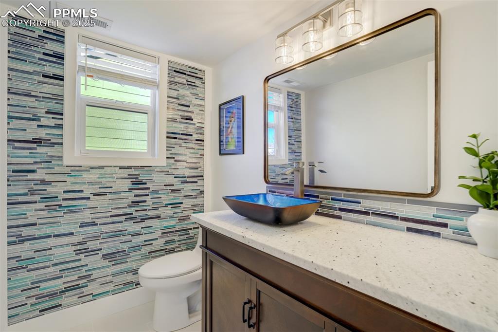 Image 17 of 41: Bathroom