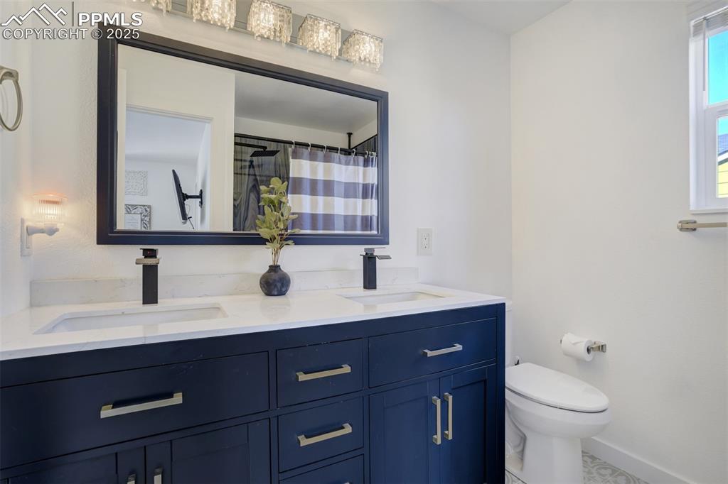 Image 21 of 41: Bathroom