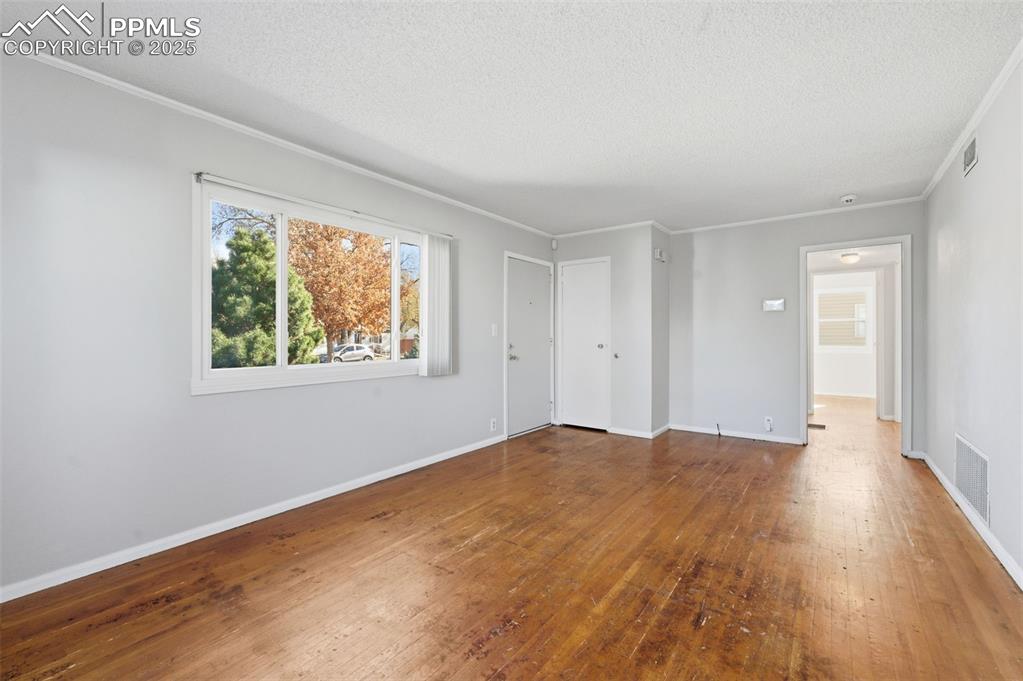 Image 17 of 50: living room 1