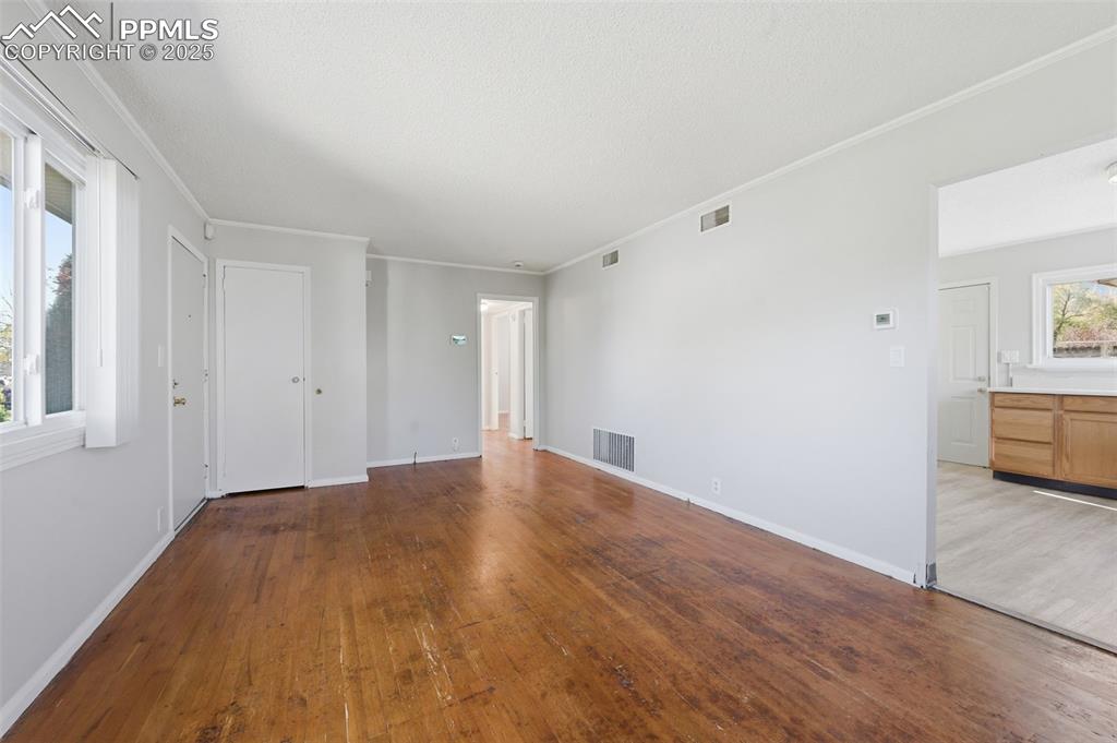 Image 20 of 50: Living Room