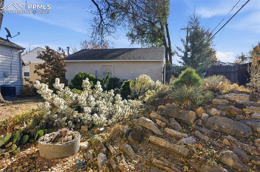 Image 50 of 50: View of yard