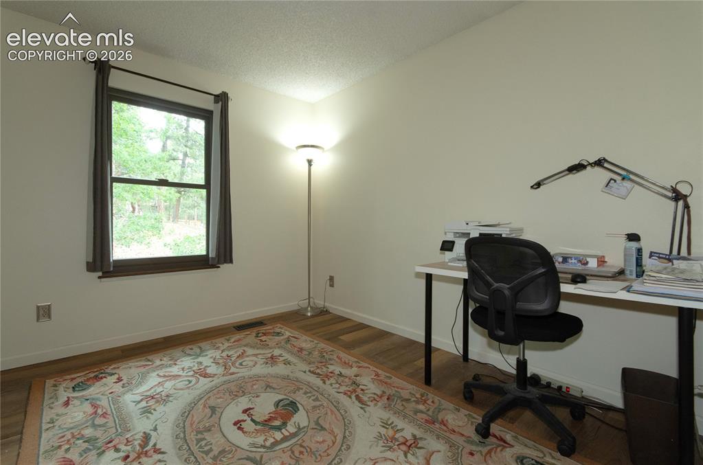 Image 17 of 50: Office