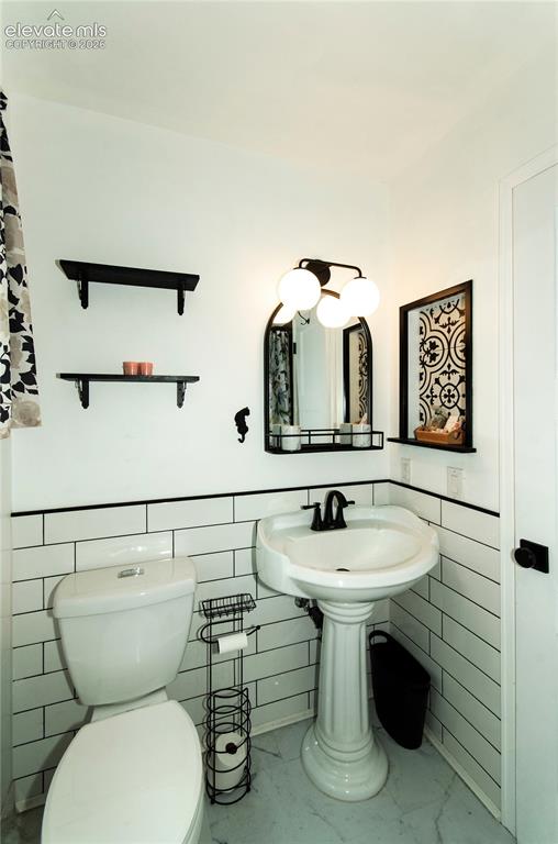 Image 19 of 50: Bathroom