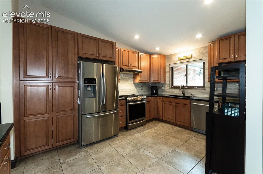 Image 8 of 50: Kitchen