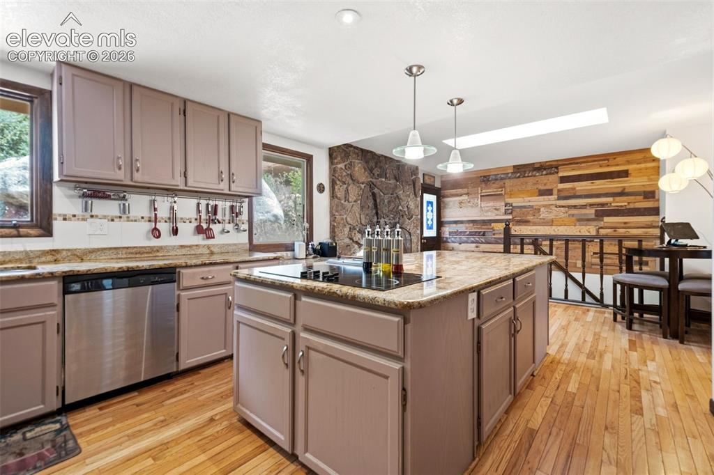 Image 12 of 49: Kitchen
