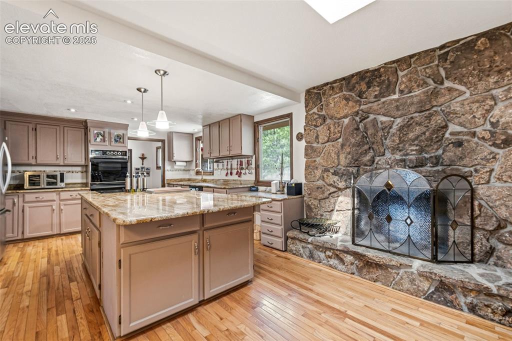 Image 15 of 49: Kitchen