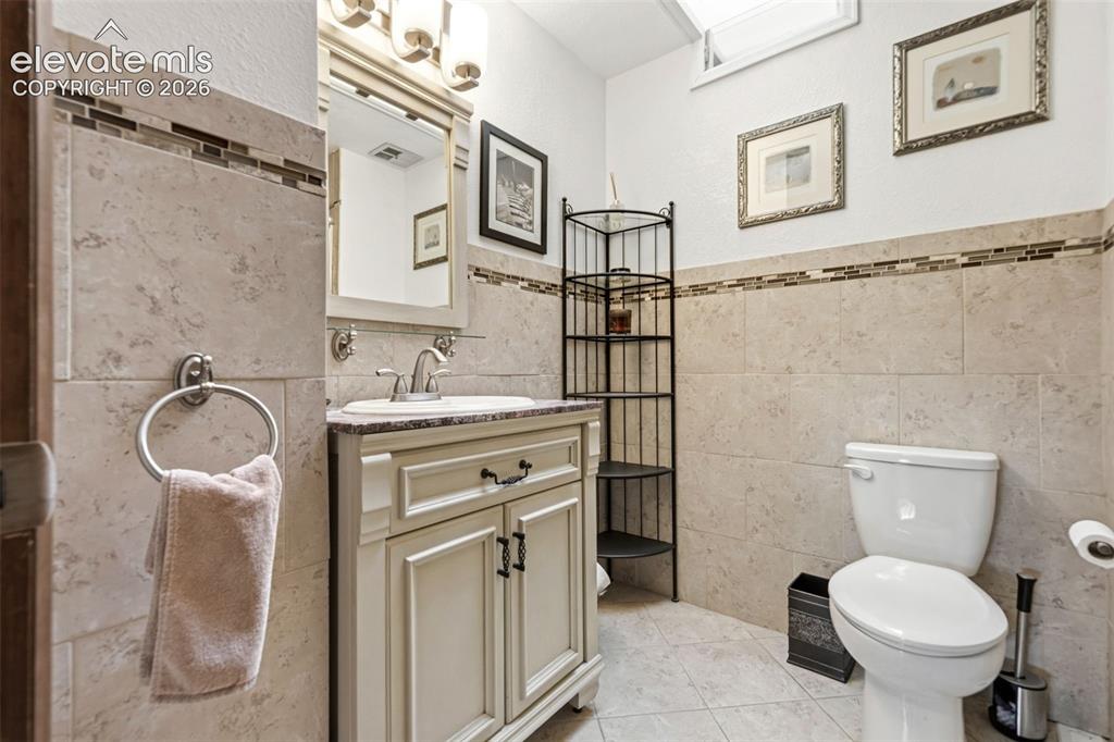 Image 32 of 49: Bathroom