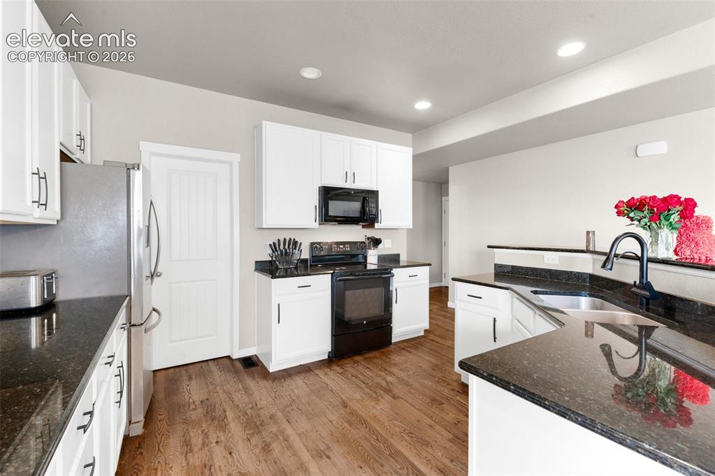 Image 10 of 49: Kitchen