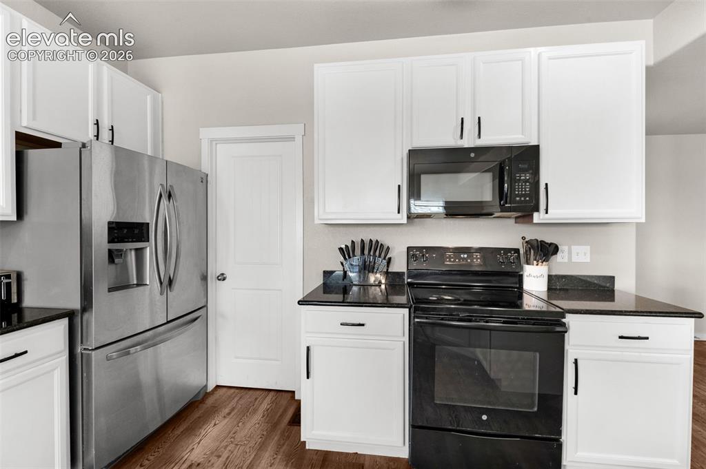 Image 13 of 49: Kitchen