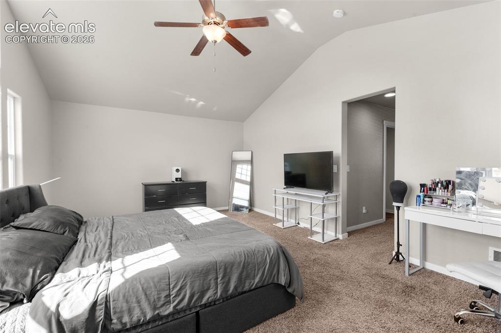 Image 19 of 49: Bedroom