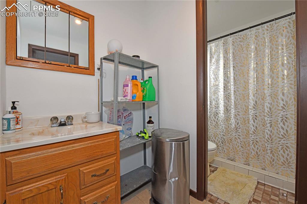 Image 24 of 28: Lower Lvl Bathroom