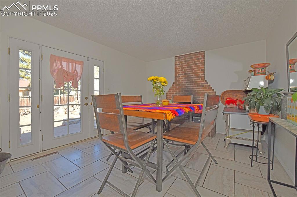 Image 7 of 28: Dining Area