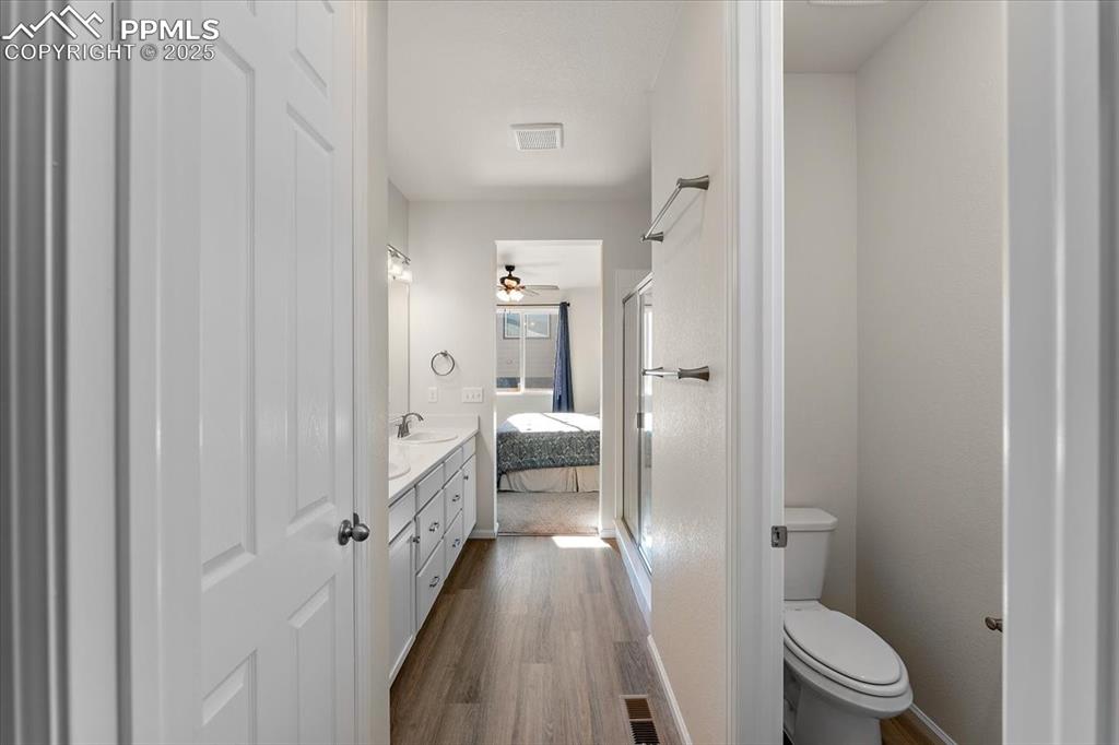 Image 12 of 32: Bathroom