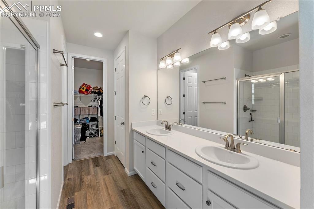 Image 15 of 32: Bathroom