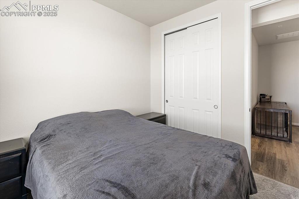 Image 19 of 32: Bedroom