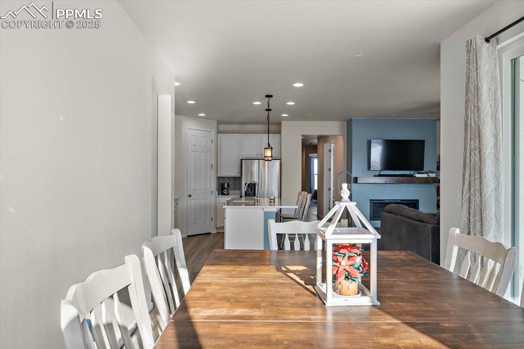 Image 8 of 32: Dining Area