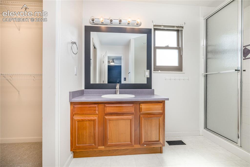 Image 15 of 42: Bathroom