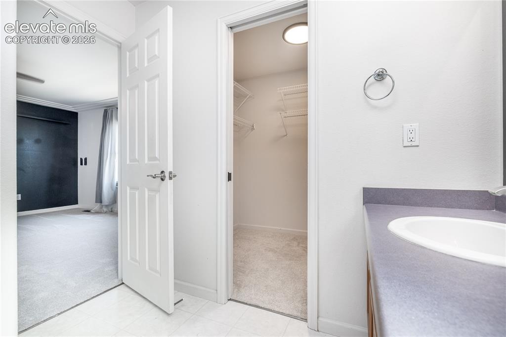 Image 19 of 42: Bathroom