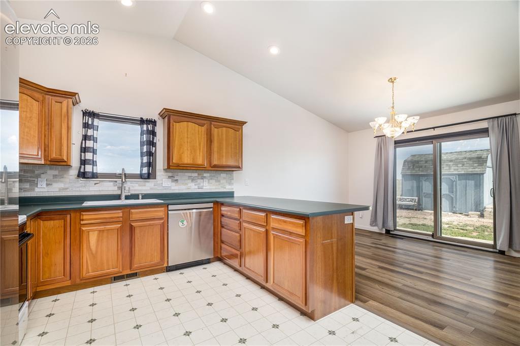 Image 5 of 42: Kitchen