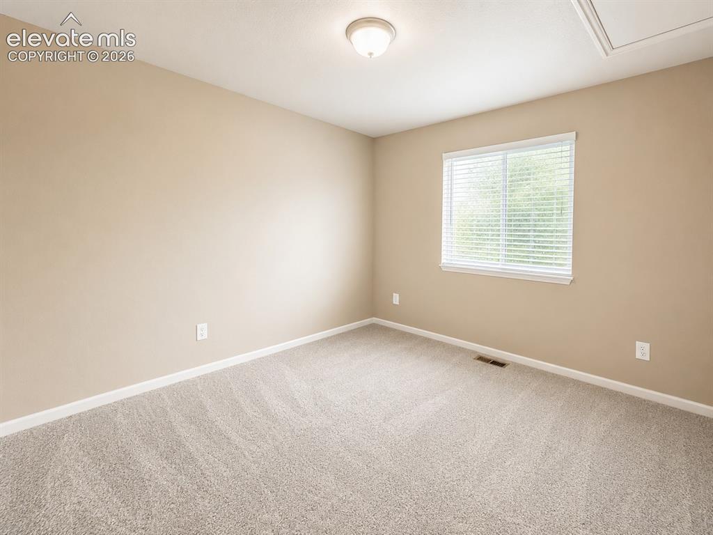 Image 17 of 27: Bedroom