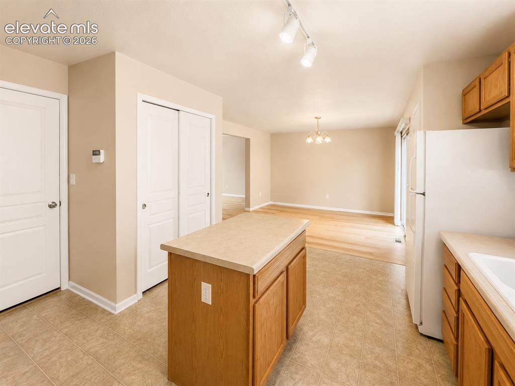 Image 19 of 27: Kitchen