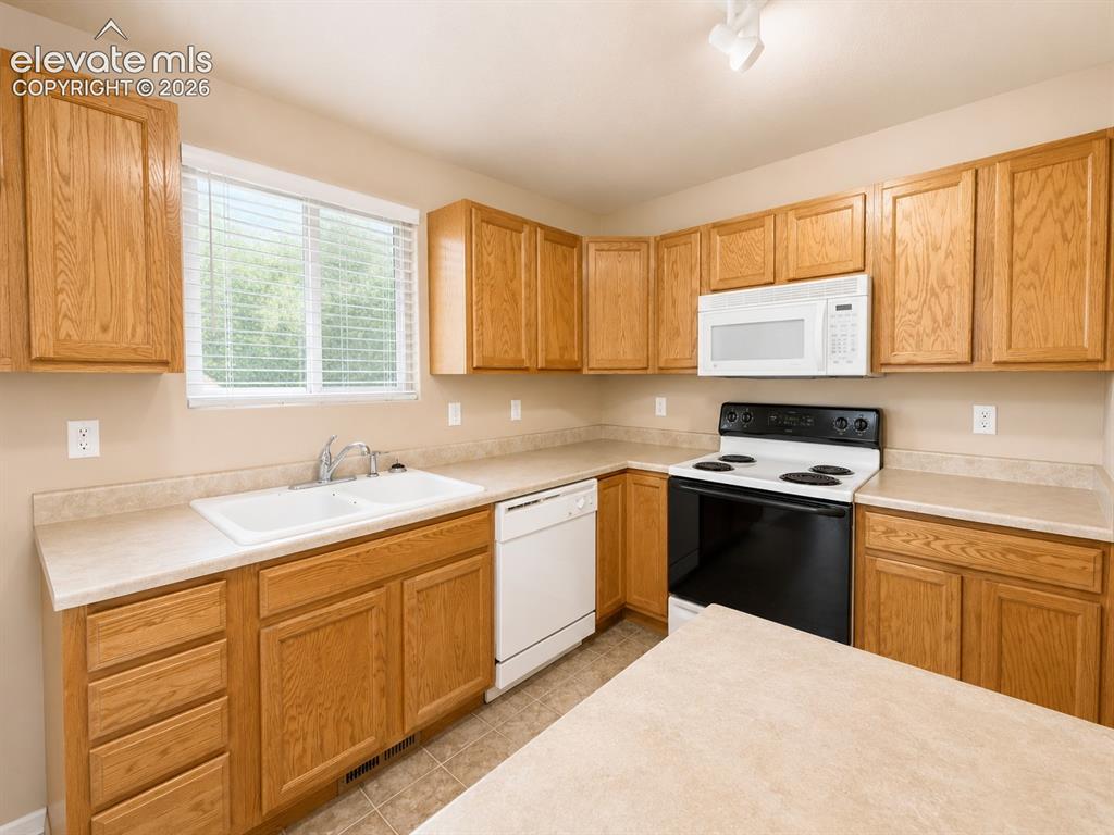 Image 21 of 27: Kitchen