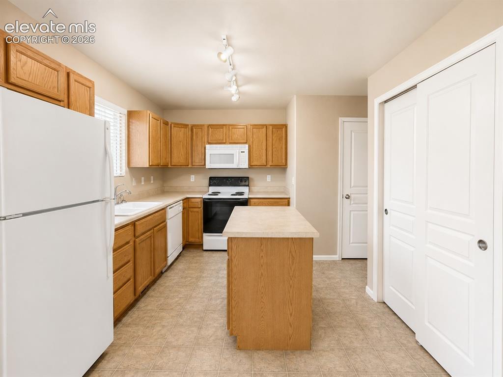 Image 23 of 27: Kitchen