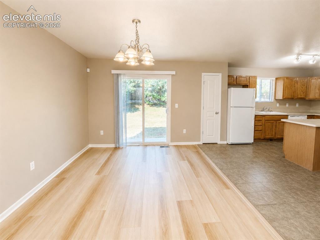 Image 25 of 27: Dining Area