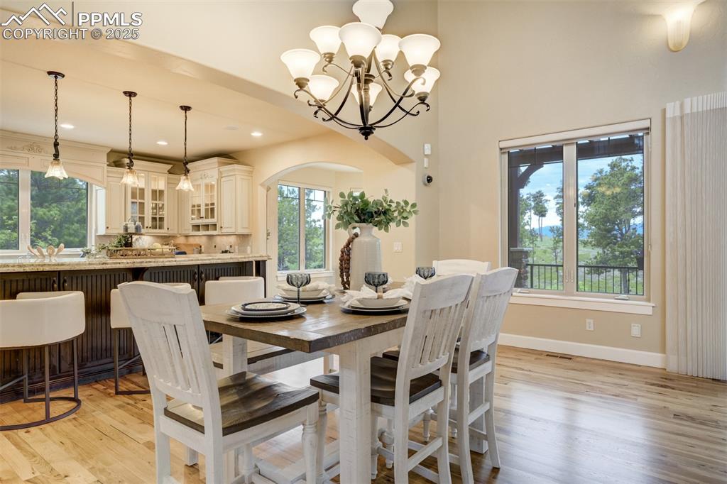 Image 12 of 50: Dining Area