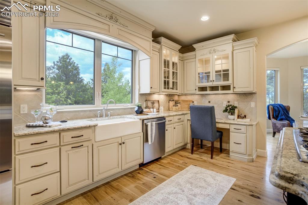 Image 14 of 50: Kitchen