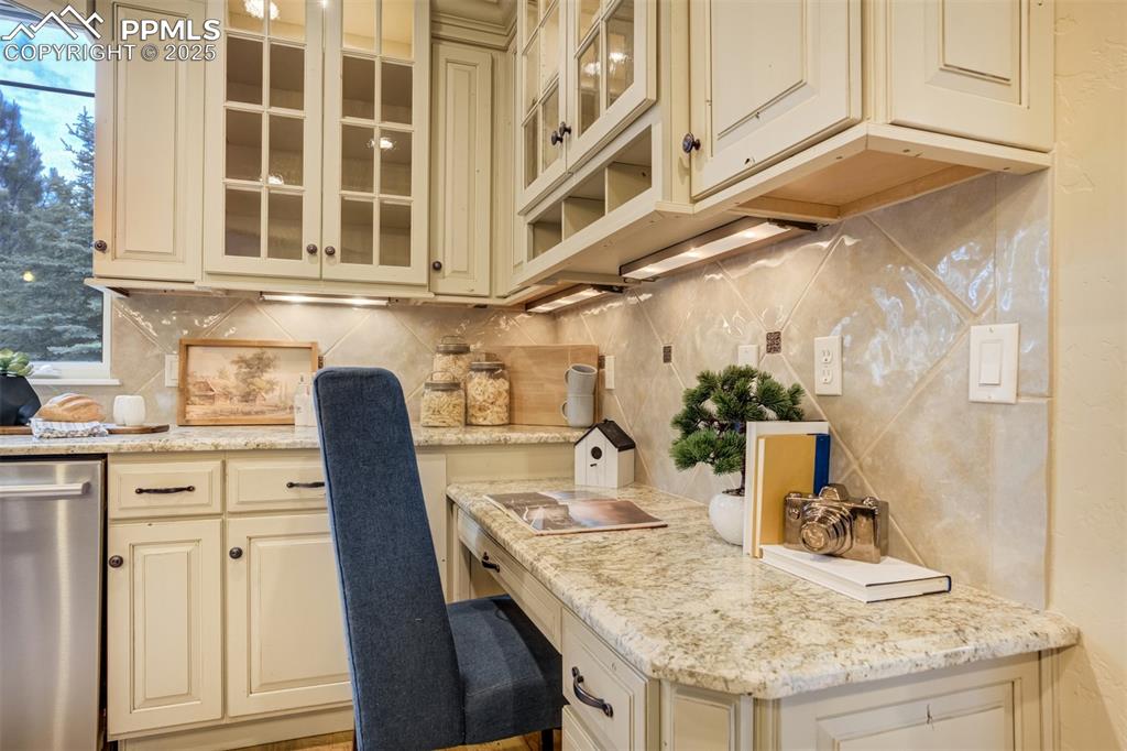 Image 16 of 50: Kitchen