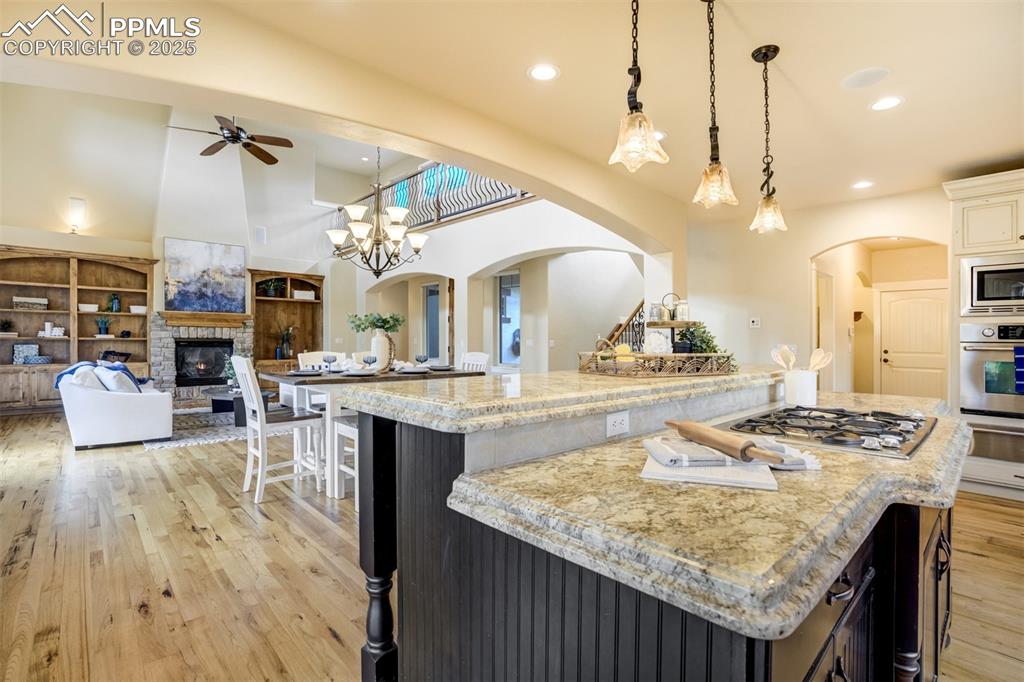 Image 18 of 50: Kitchen