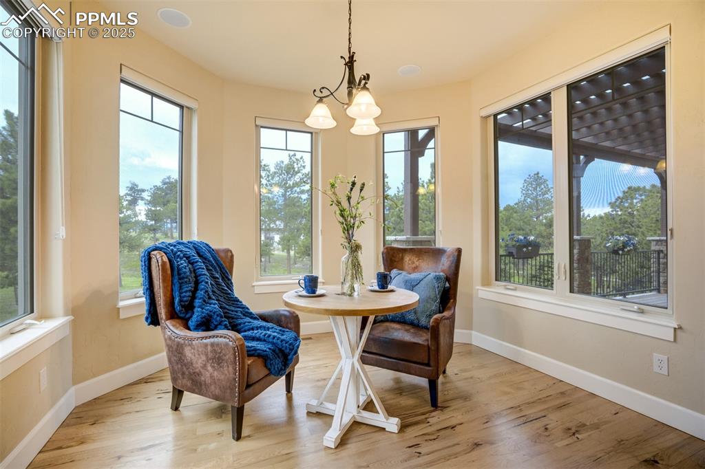 Image 19 of 50: Dining Area