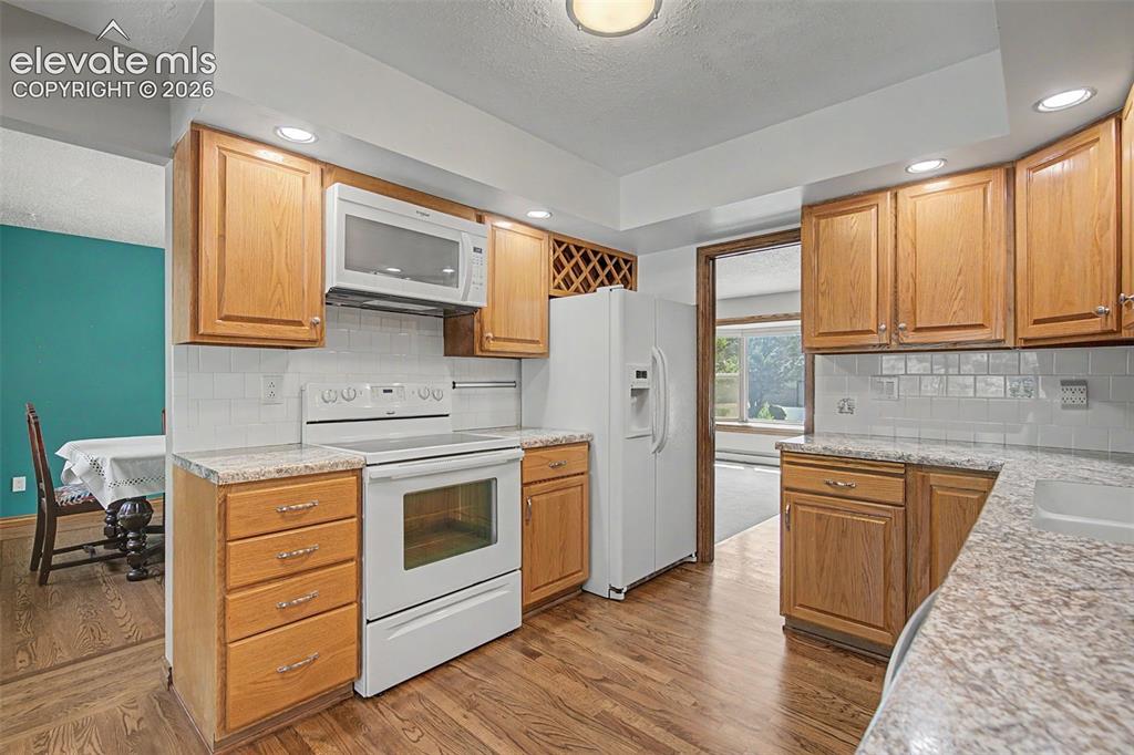 Image 11 of 29: Kitchen