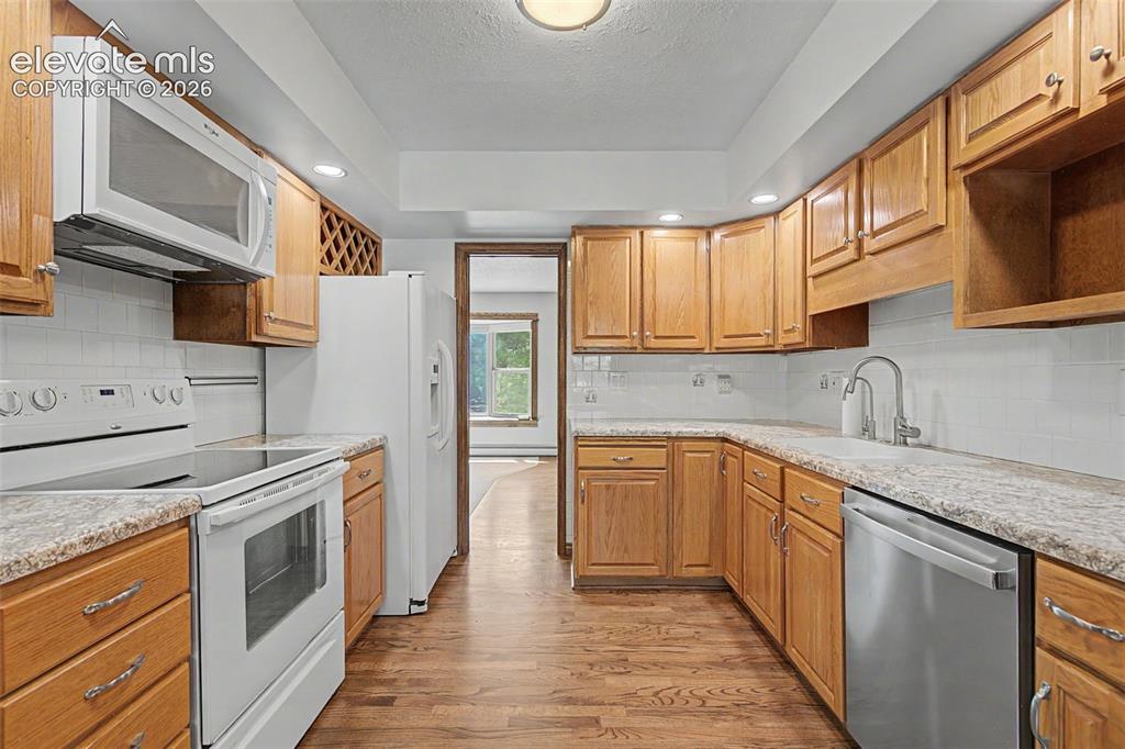 Image 13 of 29: Kitchen